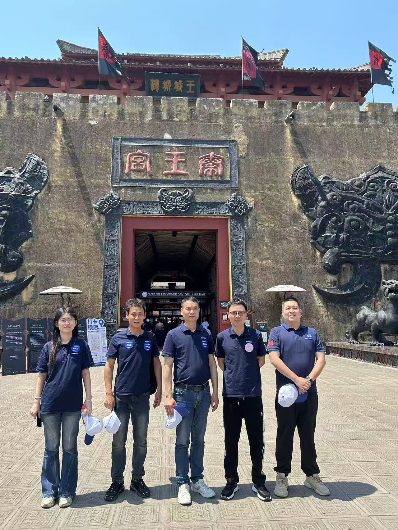 恒齿传动员工在秦王宫前合影